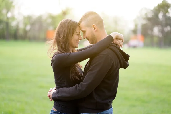 Pareja Joven Romántica Parque — Foto de Stock