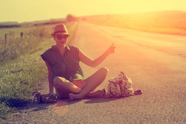 Genç Bir Kadın Kumsalda Oturuyor Kameraya Bakıyor — Stok fotoğraf