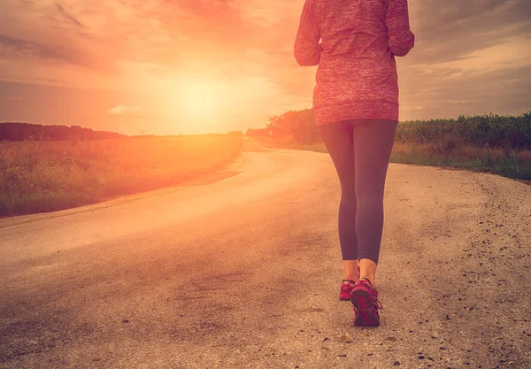 Mujer Joven Corriendo Camino — Foto de Stock