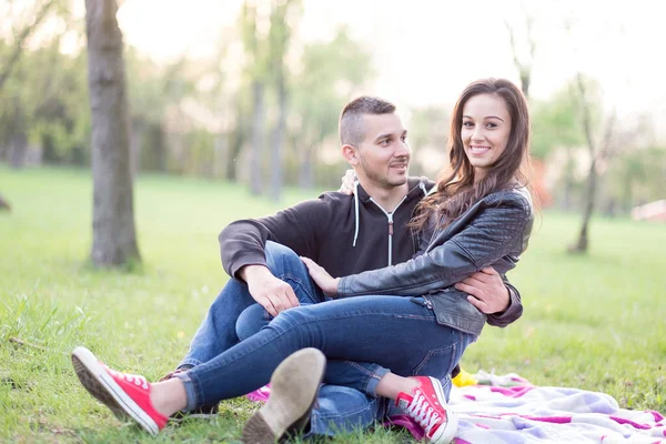 Romântico Jovem Casal Parque — Fotografia de Stock