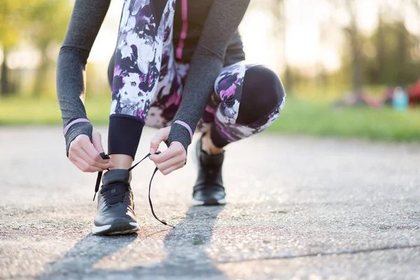 Mujer Joven Ropa Deportiva Atando Cordones Parque — Foto de Stock