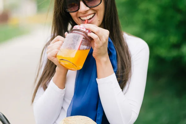 Avslappnande Kvinna Och Dricka Kall Apelsinjuice — Stockfoto