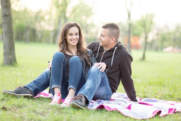 公园里一对浪漫的年轻夫妇 — 图库照片