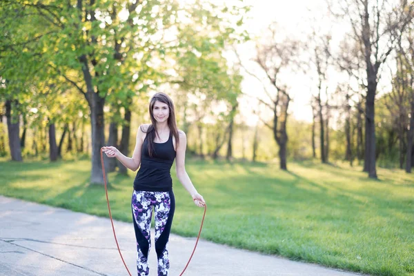 Vrouw Met Springtouw Voorjaarspark Bij Zonsondergang — Stockfoto