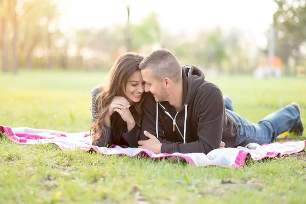 Parktaki Romantik Genç Çift — Stok fotoğraf