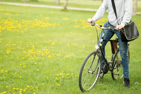 公園で自転車を持っている若い女性は — ストック写真