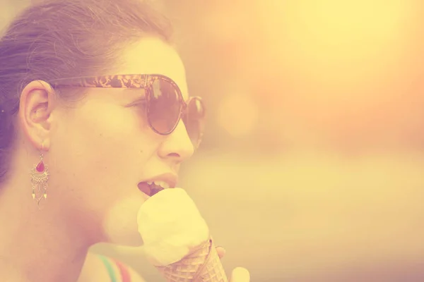 Giovane Donna Con Gelato Nel Parco — Foto Stock