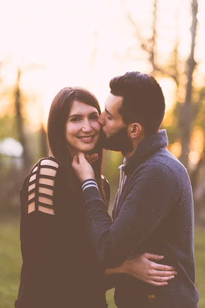 Happy Young Couple Park — Stock Photo, Image