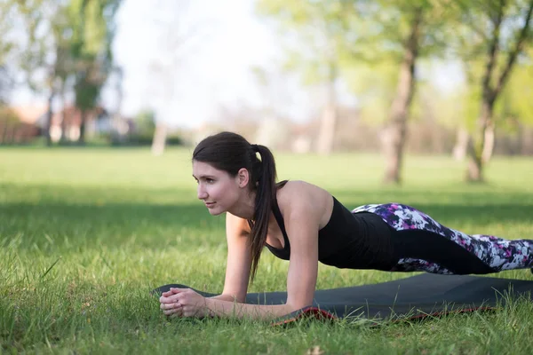 Genç Bir Kadın Parkta Egzersiz Yapıyor — Stok fotoğraf