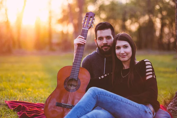 Felice Giovane Coppia Nel Parco — Foto Stock