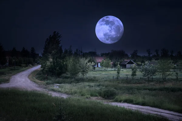 Одинокая Дорога Поле Ночью — стоковое фото
