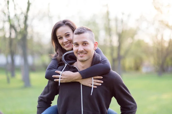 Romântico Jovem Casal Parque — Fotografia de Stock