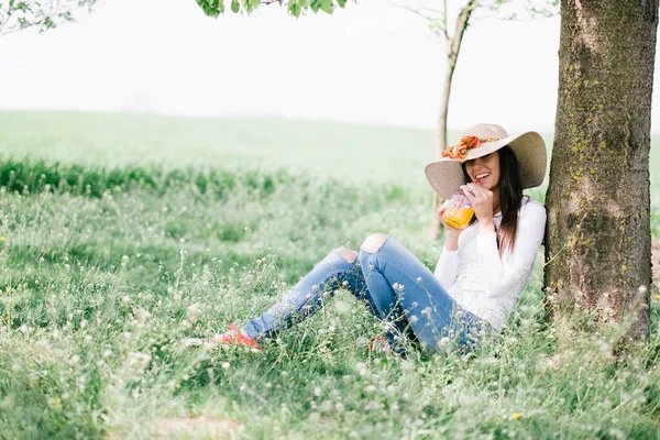 Relaxační Žena Pití Studené Pomerančové Šťávy — Stock fotografie
