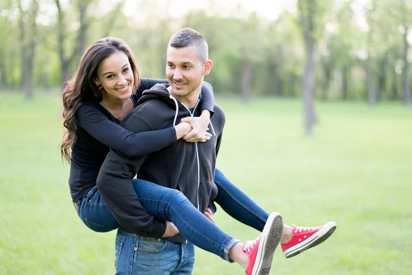 Pareja Joven Romántica Parque —  Fotos de Stock