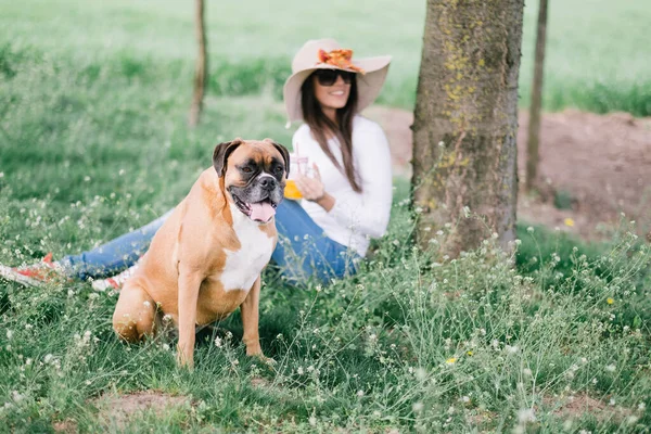 Jeune Femme Avec Chien Dans Parc — Photo