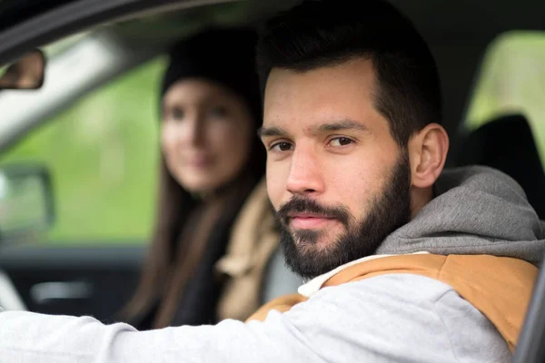 Heureux Jeune Couple Voiture — Photo