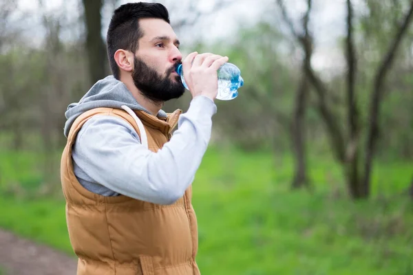 Jeune Homme Buvant Eau Bouteille Bière — Photo