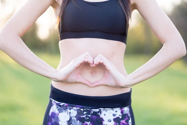 Jovem Mulher Bonita Com Barriga Saudável — Fotografia de Stock