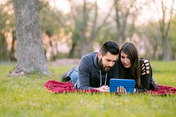 Felice Giovane Coppia Nel Parco — Foto Stock