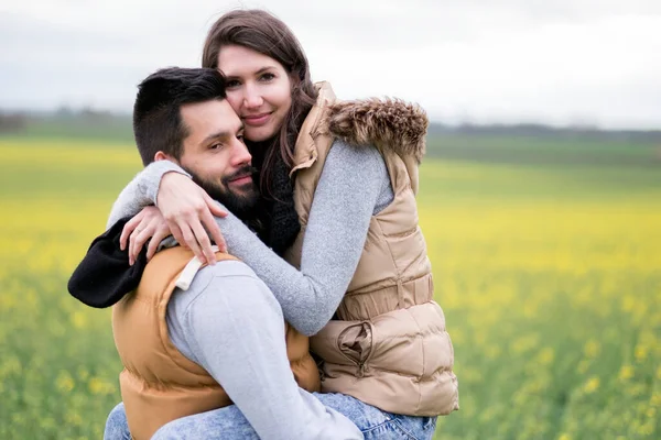 Giovane Coppia Innamorata Nel Campo — Foto Stock