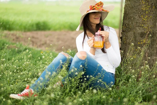 Relaxační Žena Pití Studené Pomerančové Šťávy — Stock fotografie