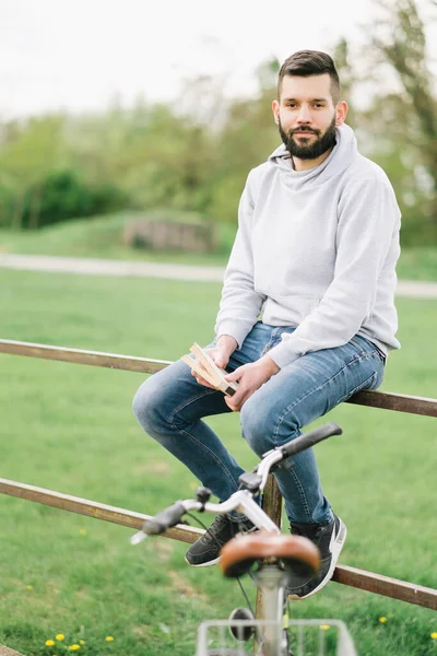 Jeune Homme Beau Assis Sur Banc Tenant Vélo — Photo