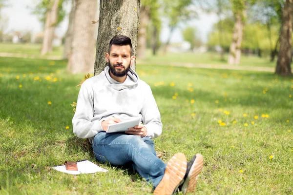 Ung Man Med Tablett Parken — Stockfoto