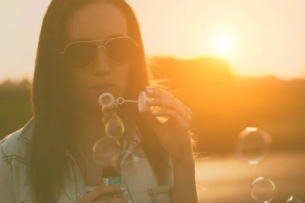 Young Woman Glasses Beer Beach — Stock Photo, Image