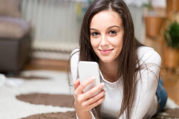 Young Woman Using Mobile Phone Home — Stock Photo, Image