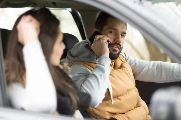 Młody Człowiek Rozmawiający Przez Telefon Komórkowy Podczas Jazdy Samochodem — Zdjęcie stockowe