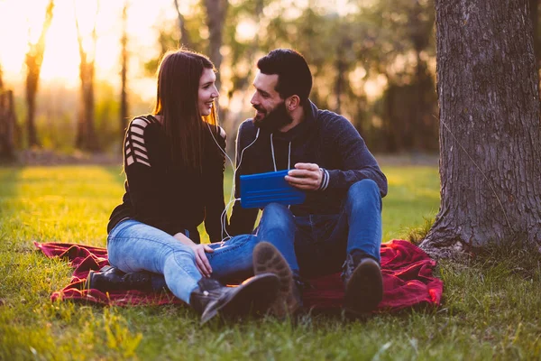 Felice Giovane Coppia Nel Parco — Foto Stock