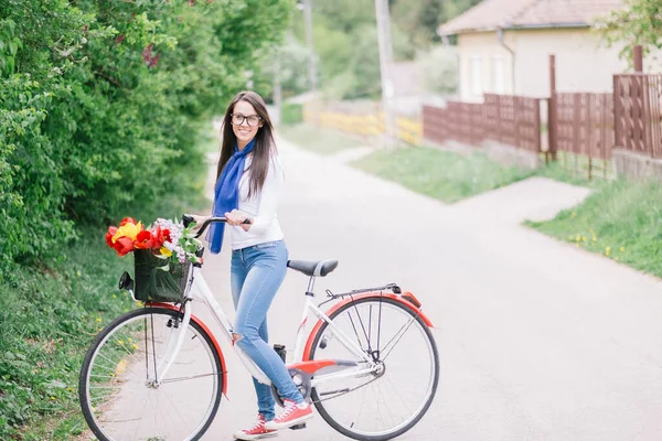 Giovane Donna Nel Parco Estivo Sella Alla Bicicletta — Foto Stock