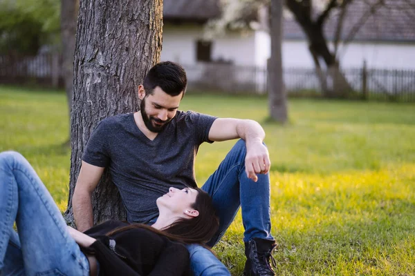 Feliz Pareja Joven Parque —  Fotos de Stock