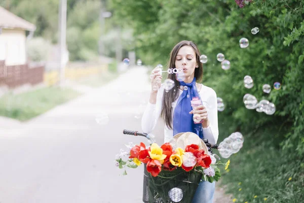 Молода Жінка Літньому Парку Їзда Велосипеді — стокове фото