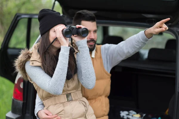 Couple Amoureux Une Caméra Dans Les Montagnes — Photo