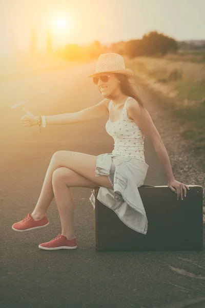 Junge Frau Mit Koffer Unterwegs — Stockfoto