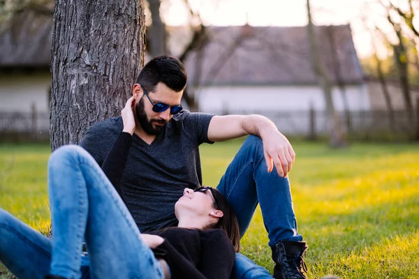 Feliz Jovem Casal Parque — Fotografia de Stock