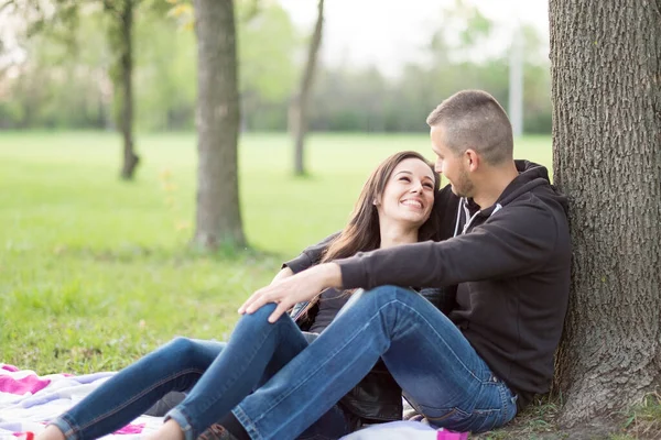 Pareja Joven Romántica Parque — Foto de Stock