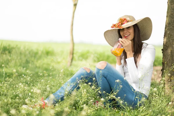 Розслабляюча Жінка Холодний Апельсиновий Сік — стокове фото