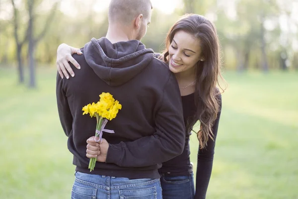 Pareja Joven Romántica Parque — Foto de Stock