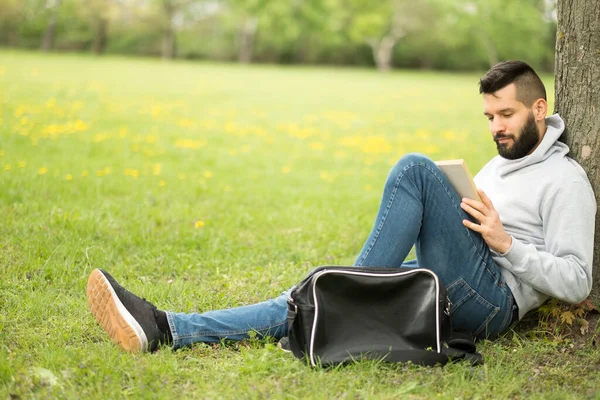 Junger Mann Sitzt Auf Dem Gras Park — Stockfoto