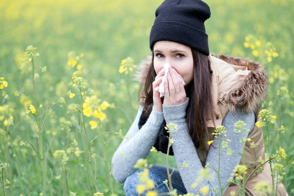 Young Woman Blowing Dandelion Flowers Park — Stock Photo, Image