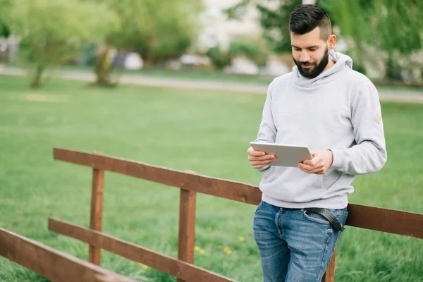 Jonge Man Met Tablet Het Park Rechtenvrije Stockafbeeldingen