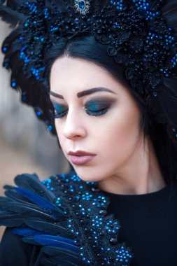 Ormanda güzel bir gizemli kadın portresi.