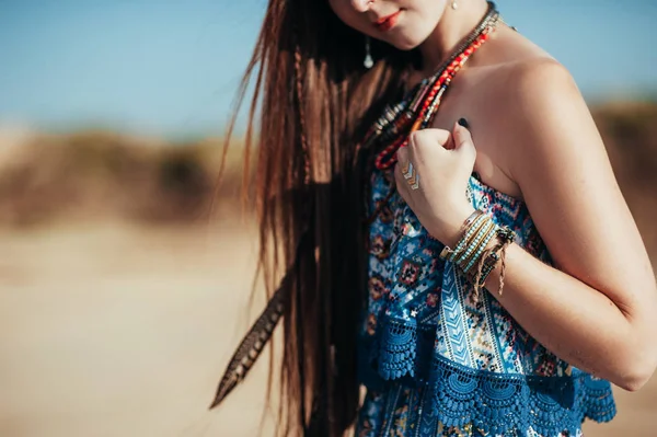 Close Attractive Young Woman Wearing Boho Accessories — Stock Photo, Image