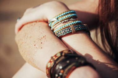 boho aksesuarları ile el kadar kapatın.