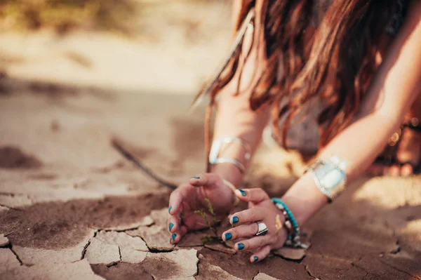 Mani Ragazza Piccola Pianta Verde Sul Terreno Asciutto Crack Concetto — Foto Stock