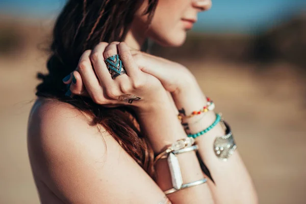 Boho aksesuarları giyen çekici genç kadın yakın çekim.