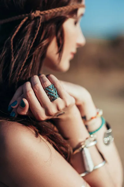 Nahaufnahme Einer Attraktiven Jungen Frau Mit Boho Accessoires — Stockfoto