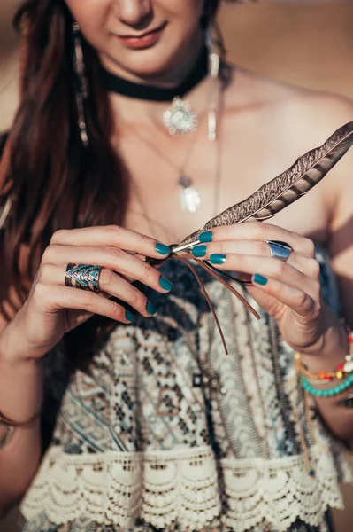 Primer Plano Atractiva Joven Mujer Con Accesorios Boho — Foto de Stock